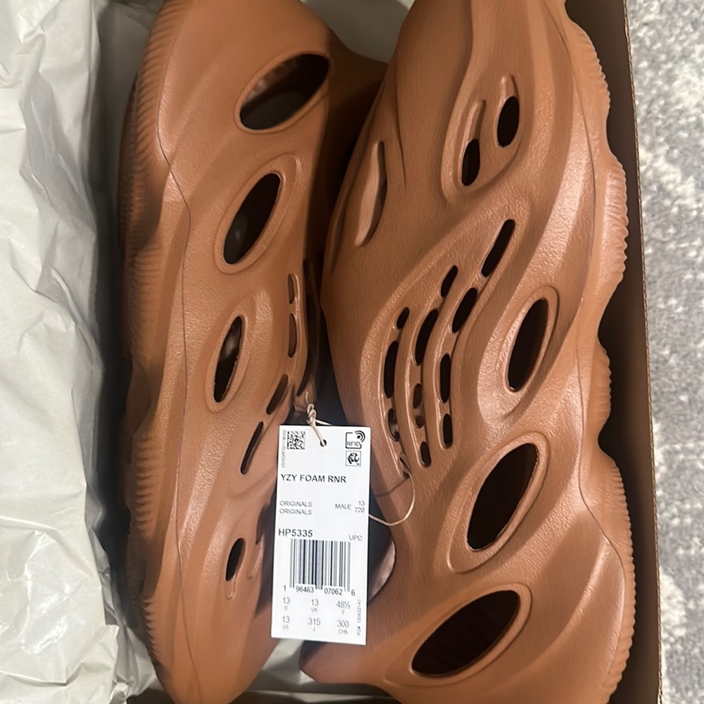 !SOLD!Yeezy foamrunner clay red brand new size 13